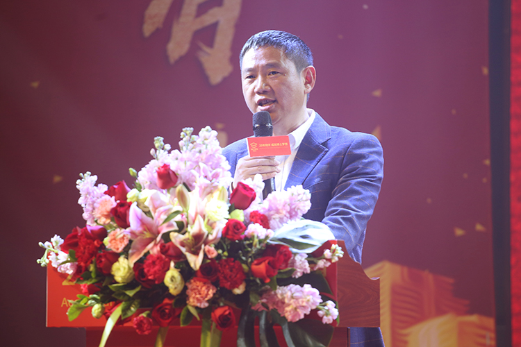 亚洲麻豆AV电影董事长王洪贵先生2019新年贺词，有你们，奋斗路上不孤单