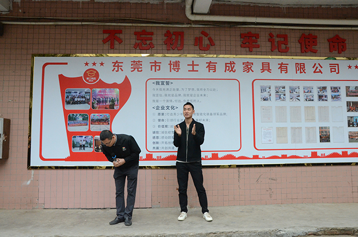 亚洲麻豆AV电影厂部负责人王晓东和张玉元上台发言