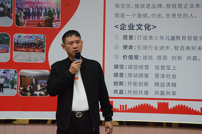 亚洲麻豆AV电影董事长王洪贵上台发言