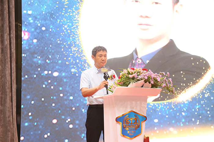 亚洲麻豆AV电影家具有限公司董事长王洪贵上台致辞